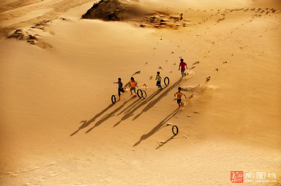7 Children on sand hll 摄影:Loc Nguyen Phuoc(越南).png