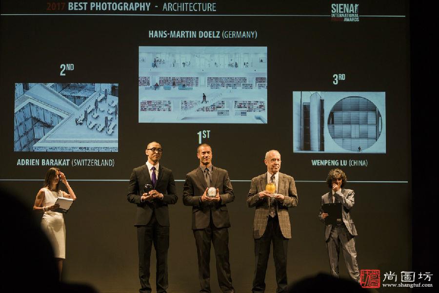 11,建筑组金银铜获奖作品及获奖者上台领奖,中国旅法摄影师陆文鹏的《骑行者》获三等奖(水晶铜球奖).jpg