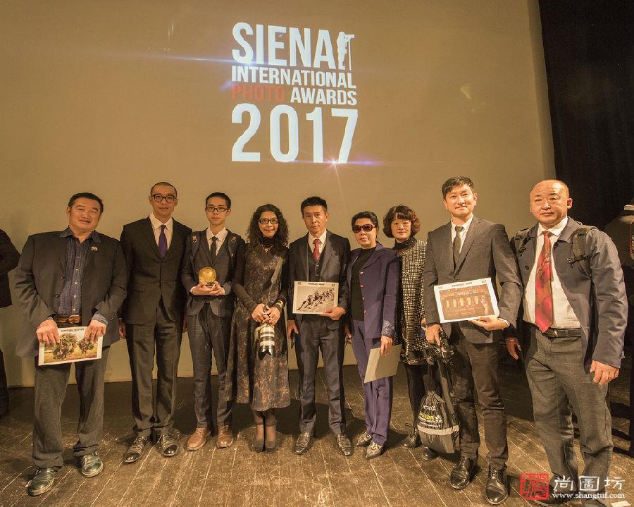 0,出席锡耶纳国际摄影展颁奖典礼的中国获奖摄影师左起:于春水、陆文鹏、龚子杰、侯彤彤、匡亚等和本届赛事评委郭宬老师(左四)一起合影留念.jpg