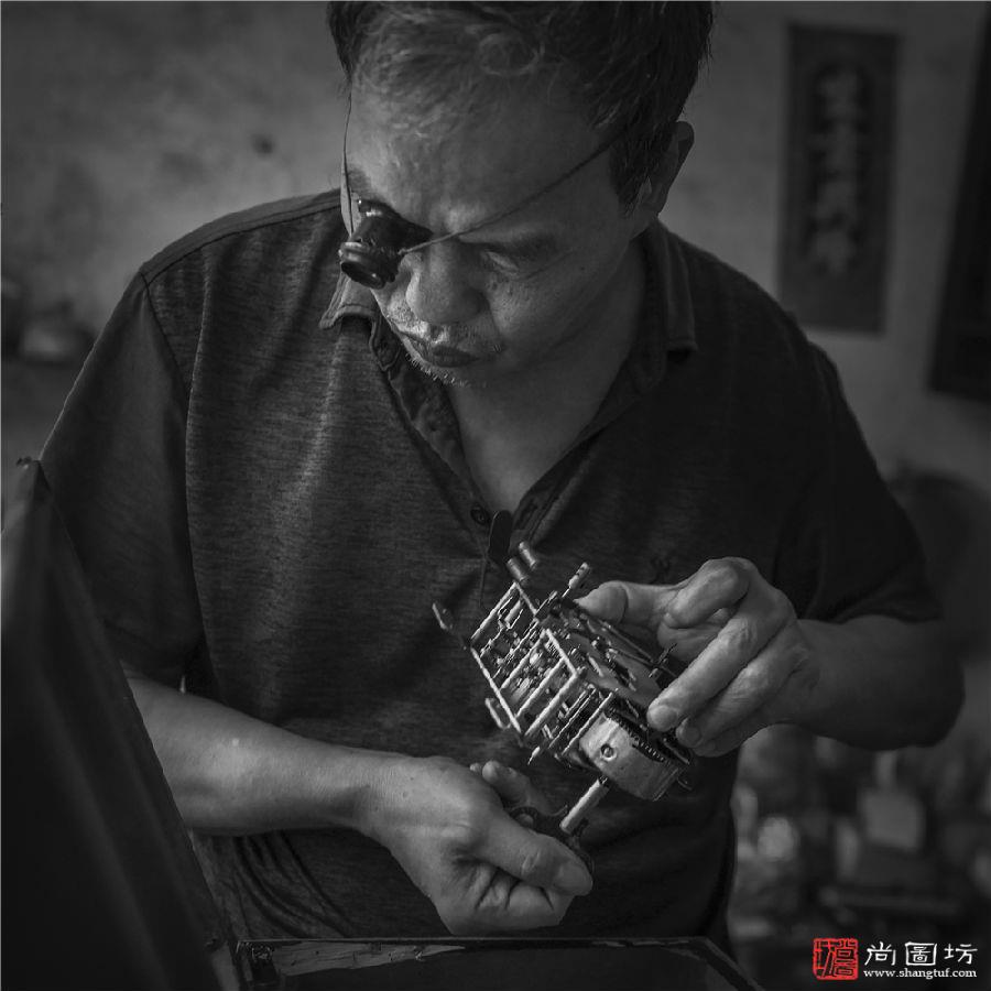《钟表炳》 摄影:袁伟亮 黑白开放组 入选.jpg