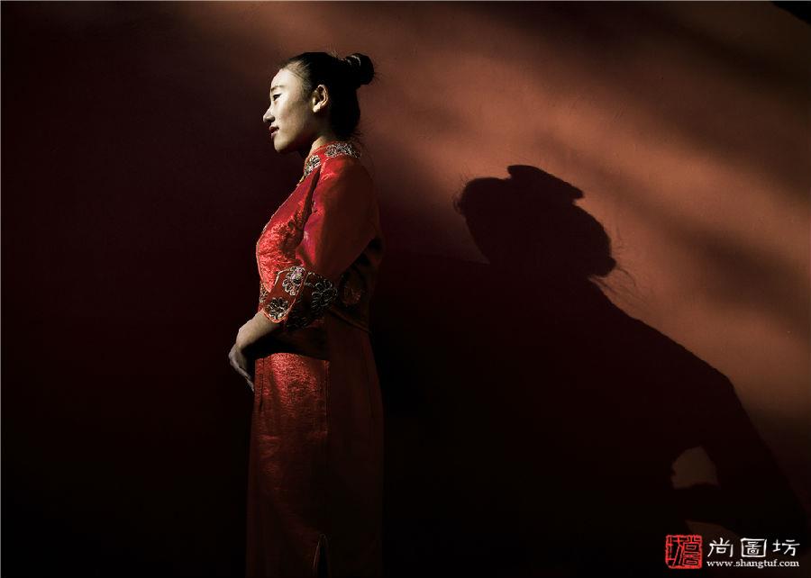 《红墙》 摄影:胡卫国 脸与身体组 入选.jpg