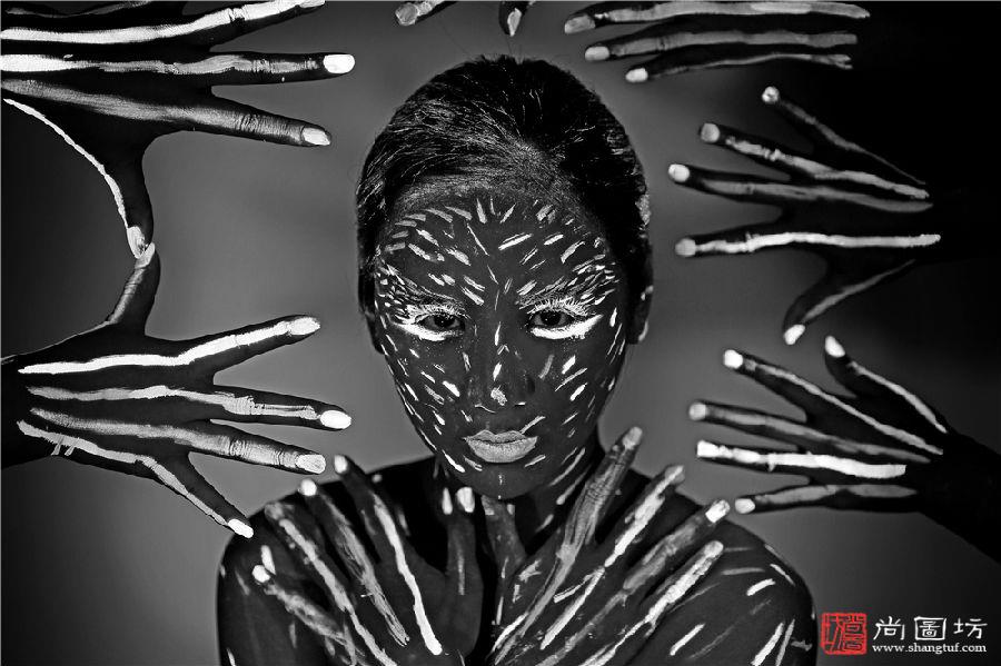 《不知所措》 摄影:朱汉举 黑白开放组 PSV优异证书.JPG
