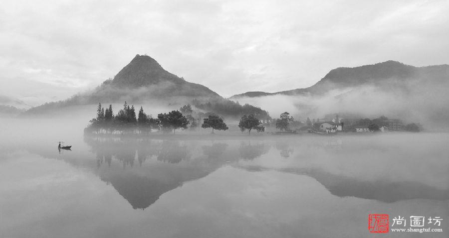 《山水间-Between mountain and water》摄影:叶德伟 黑白数码开放组 FIAP 勋带奖.jpg