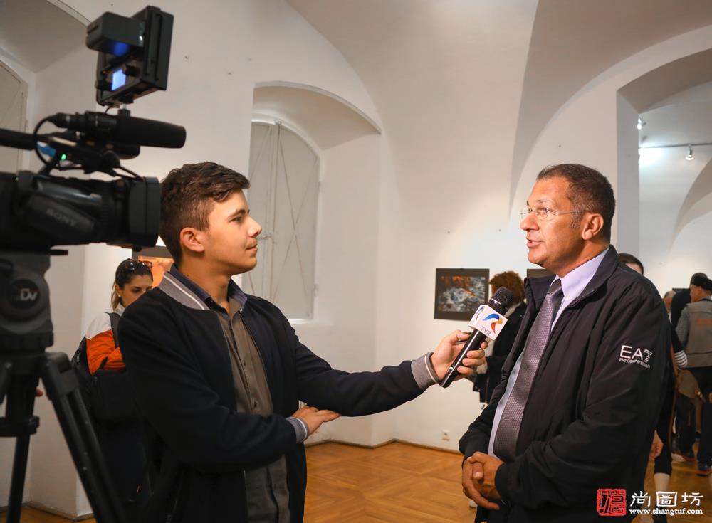 展览现场，GPU主席马诺利斯•米察斯基接受当地媒体采访.jpg