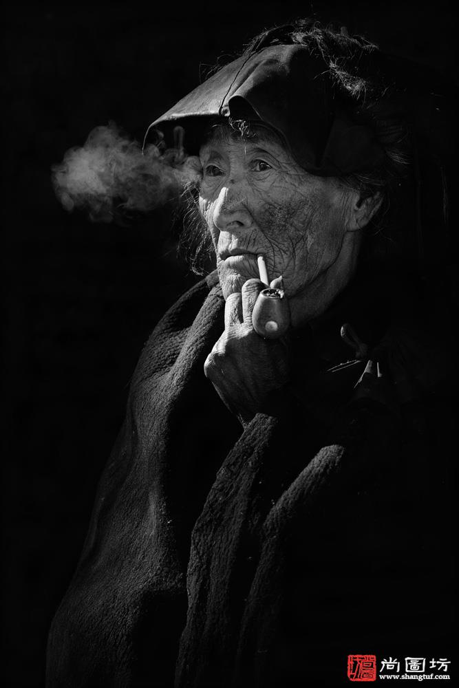 《彝族婆婆-yi ethnic granny》摄影:卢盛福 黑白组 优秀奖.jpg