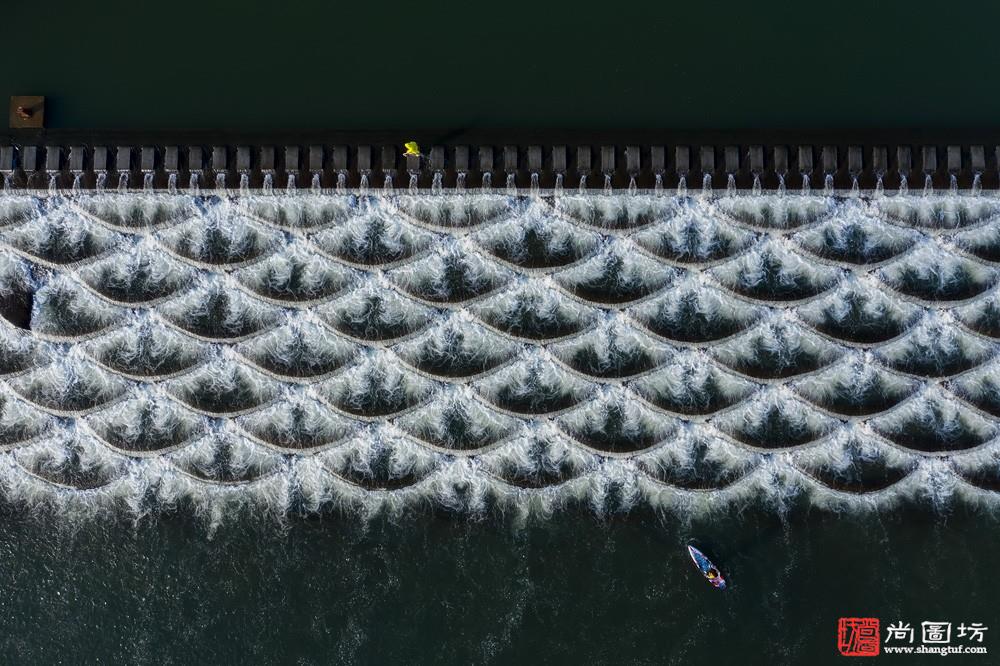 《流动水坝-floating dam》摄影:陈昆平 彩色开放组 pss勋带奖.jpg