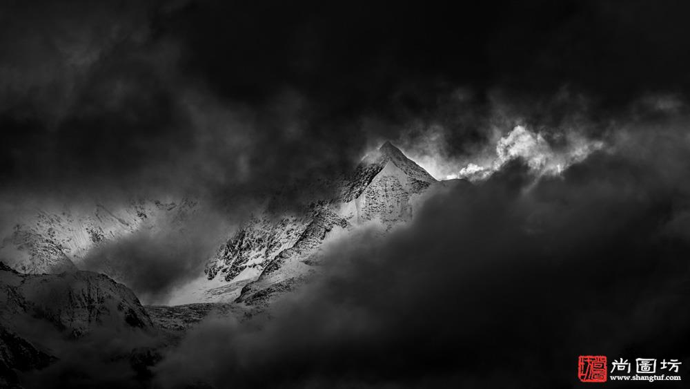 《梅里雪山-meili snow mountain》摄影:王文伟 黑白数码组 入选.jpg