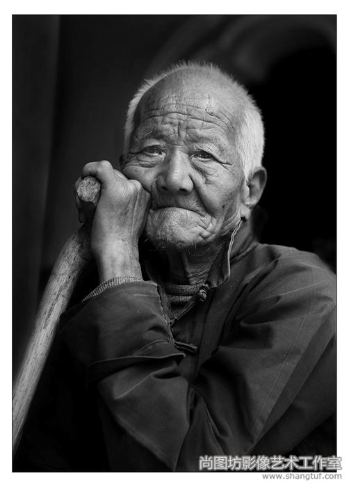 《百岁老人》  摄影:花琳萍    获黑白照片组勋带奖