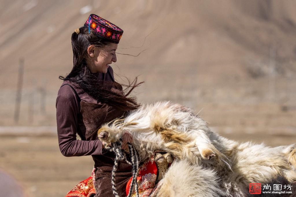 陈唯宁《叼羊赛上的塔吉克姑娘-Tajik Girl at the Lamb grabbing Competition》.jpg