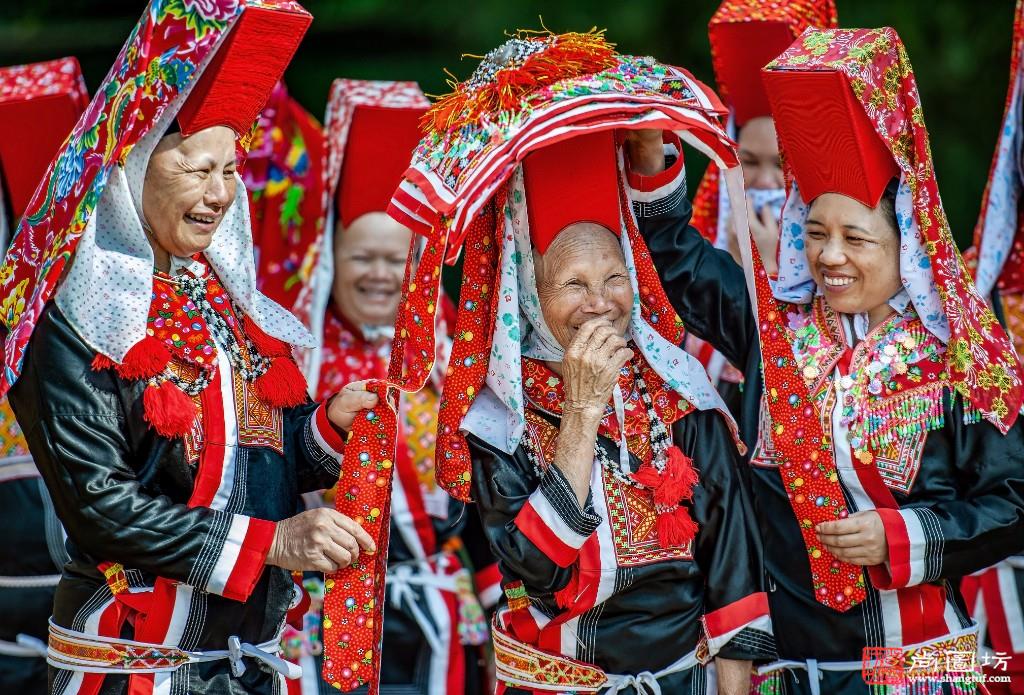 《大板瑶族传统风情 Daban Yao People in Traditional Costume》摄影:陈卫平Chen Weiping-中国 China .jpg
